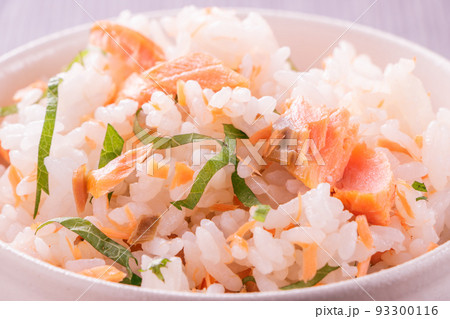 焼き鮭混ぜごはんのアップ。 93300116