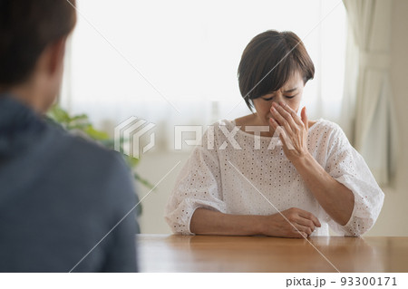 夫婦喧嘩をするミドル日本人女性イメージ 夫婦喧嘩をするミドル日本人女性イメージ 93300171