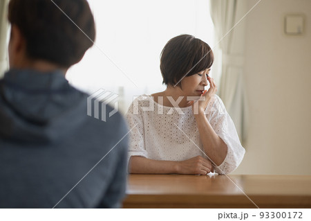 夫婦喧嘩をするミドル日本人女性イメージ 夫婦喧嘩をするミドル日本人女性イメージ 93300172