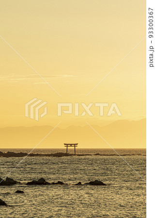 神奈川県・三浦半島葉山　夕暮れの名島の鳥居 93300367