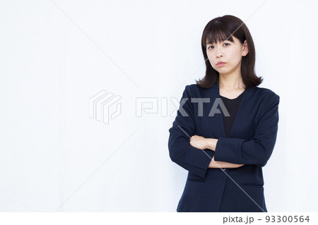 怒っている30代のビジネスウーマン 93300564
