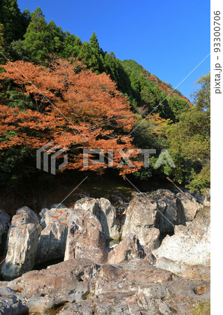 青空に映える紅葉に彩られた耶馬溪猿飛千壺峡の景色 93300706