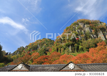 深耶馬溪一目八景の紅葉と瓦屋根の美しい和の景色 深耶馬溪一目八景の紅葉と瓦屋根の美しい和の景色 93300828