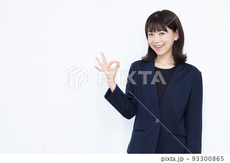 OKサインをしている30代のビジネスウーマン OKサインをしている30代のビジネスウーマン 93300865