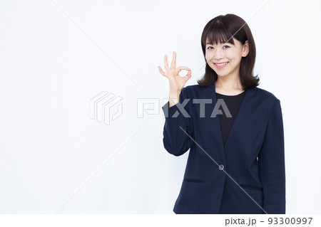 OKサインをしている30代のビジネスウーマン 93300997