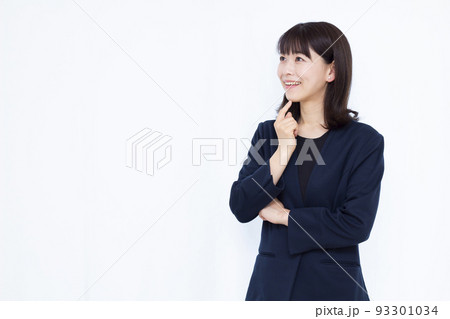 笑顔で悩んでいる30代のビジネスウーマン 笑顔で悩んでいる30代のビジネスウーマン 93301034