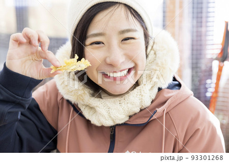 わかさぎの天ぷらを見せる若い女性 93301268