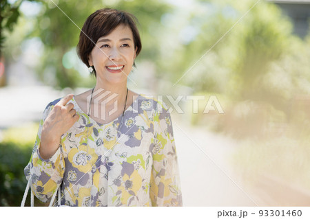 上品なミセス・笑顔の50代女性ポートレート 93301460