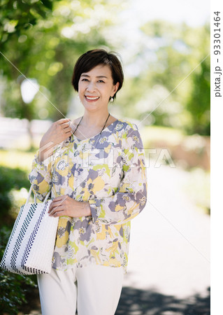 上品なミセス・笑顔の50代女性ポートレート 上品なミセス・笑顔の50代女性ポートレート 93301464