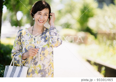 上品なミセス・笑顔の50代女性ポートレート 93301465