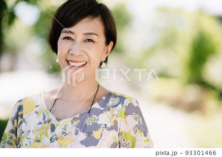 上品なミセス・笑顔の50代女性ポートレート 93301466