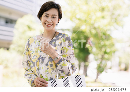 上品なミセス・笑顔の50代女性ポートレート 93301473