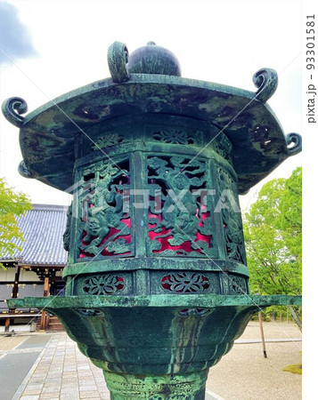 古都京都の文化財　国宝　仁和寺　真言宗御室派　総本山の寺院　宇多天皇　山号は大内山　本尊は阿弥陀如来 93301581