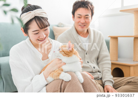 ペットの猫を撫でるカップル・夫婦(飼い主) ペットの猫を撫でるカップル・夫婦(飼い主) 93301637