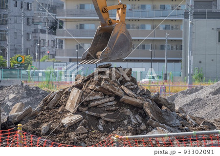 工事現場でガラ出しをする重機 93302091
