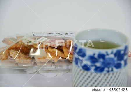 おかきパックとお茶入り長湯呑 93302423