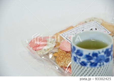 おかきパックとお茶入り長湯呑 おかきパックとお茶入り長湯呑 93302425