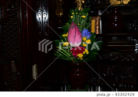 お盆の仏壇の花 お盆の仏壇の花 93302429