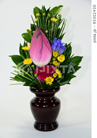 お盆の仏壇の花 93302430
