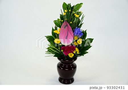 お盆の仏壇の花 93302431