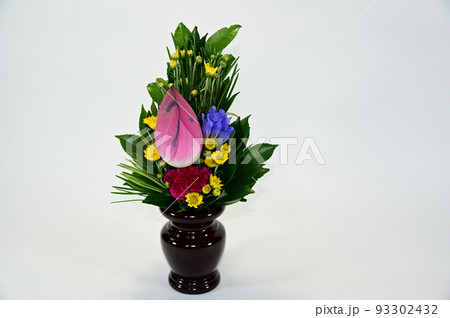 お盆の仏壇の花 93302432