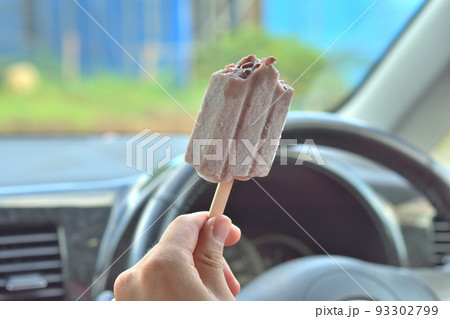 運転の休憩中に車内であずきアイスを食べている 運転の休憩中に車内であずきアイスを食べている 93302799