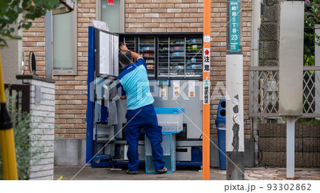 自販機のストックを補充する作業員 自販機のストックを補充する作業員 93302862