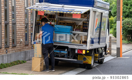 自販機のストックを補充する作業員 93302865