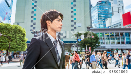 爽やかな若いビジネスマン　スクランブル交差点 93302866