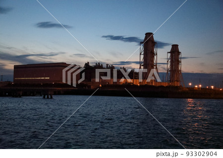 海から見る夕暮れ西名古屋火力発電所 93302904