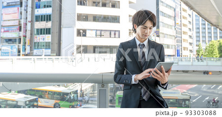 タブレットを操作するビジネスマン 渋谷 タブレットを操作するビジネスマン 渋谷 93303088