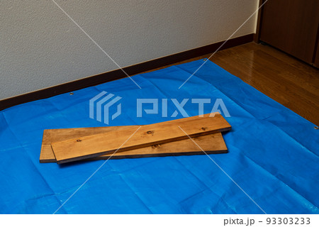 ブルーシートと木材　DIYイメージ 93303233