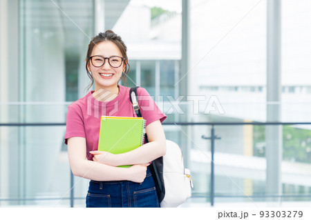 大学生の女の子 93303279