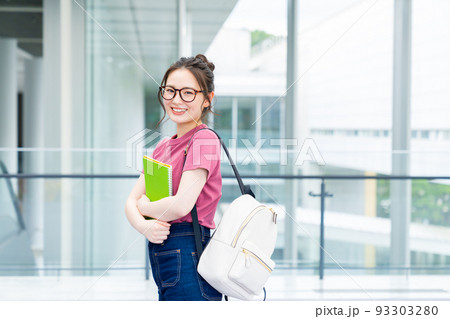 大学生の女の子 93303280