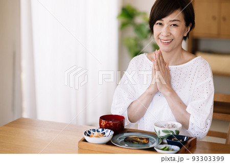 食事をするミドル日本人女性 食事をするミドル日本人女性 93303399
