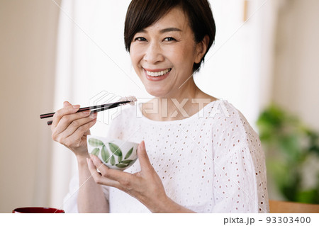 食事をするミドル日本人女性 食事をするミドル日本人女性 93303400