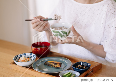 食事をするミドル日本人女性 食事をするミドル日本人女性 93303415