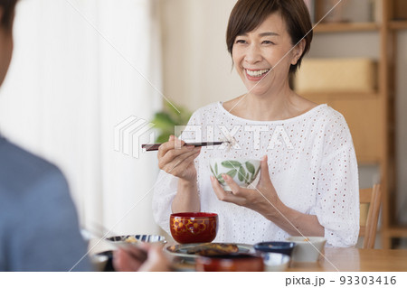食事をするミドル日本人女性・夫婦の食卓イメージ 食事をするミドル日本人女性・夫婦の食卓イメージ 93303416