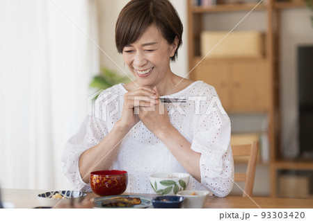 食事をするミドル日本人女性 93303420