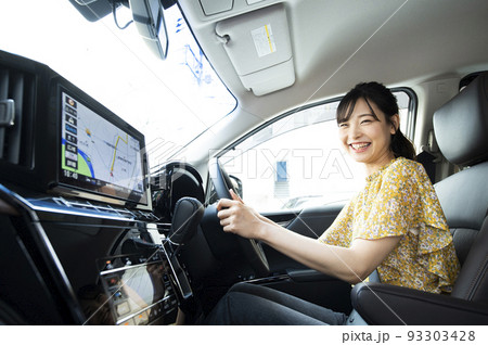 車を運転する若い女性 車を運転する若い女性 93303428