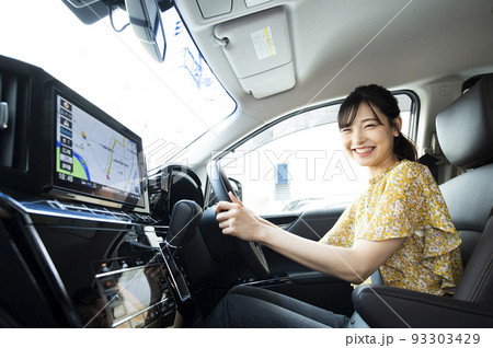 車を運転する若い女性 車を運転する若い女性 93303429