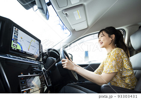 車を運転する若い女性 93303431
