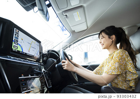 車を運転する若い女性 93303432