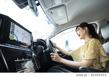 車を運転する若い女性 車を運転する若い女性 93303433