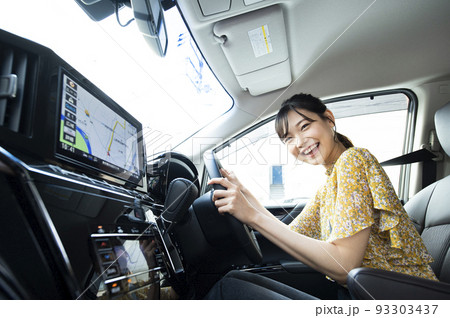 車を運転する若い女性 車を運転する若い女性 93303437