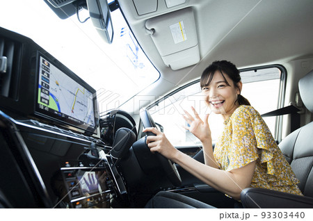 車を運転する若い女性 車を運転する若い女性 93303440