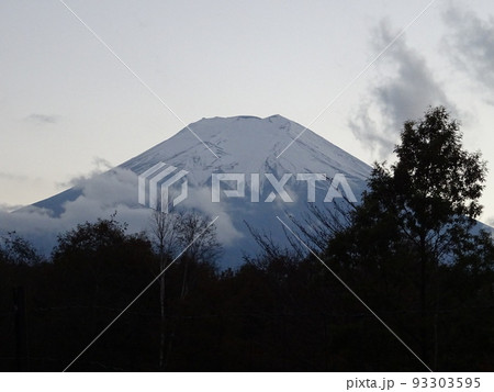 夕暮れ時の冬の富士山 夕暮れ時の冬の富士山 93303595