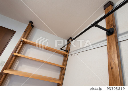 賃貸でのDIY 突っ張り棚とハンガーラック 93303819