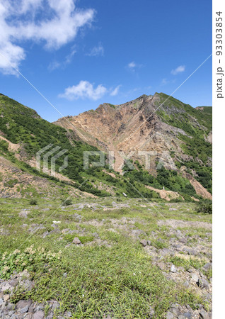 栃木県那須岳登山道から見た朝日岳の風景 93303854