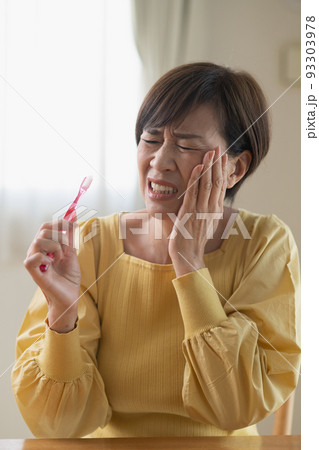 歯が痛むミドルの女性 93303978